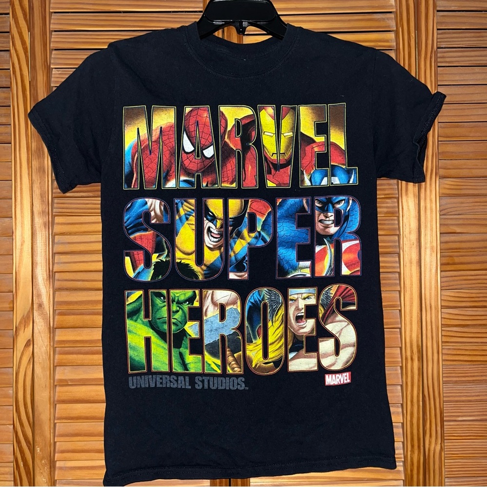 Universal Studios Graphic Marvel Super Heroes Short Sleeve Tee Shirt‎ Size Small